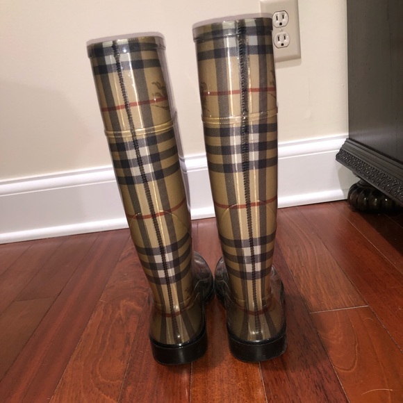 Authentic Burberry rain boots - Picture 3 of 4
